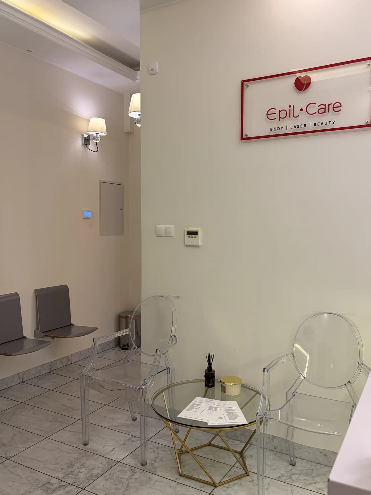 Wnętrze salonu Epil Care Śródmieście przy al. Solidarności 113 — strefa oczekiwania